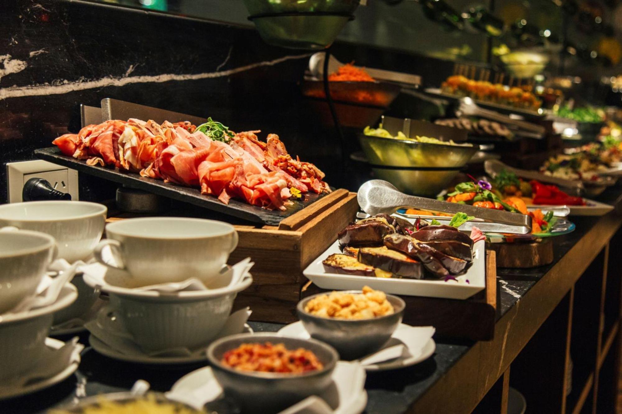 Sheraton Buenos Aires Hotel & Convention Center Exterior photo A buffet at a hotel