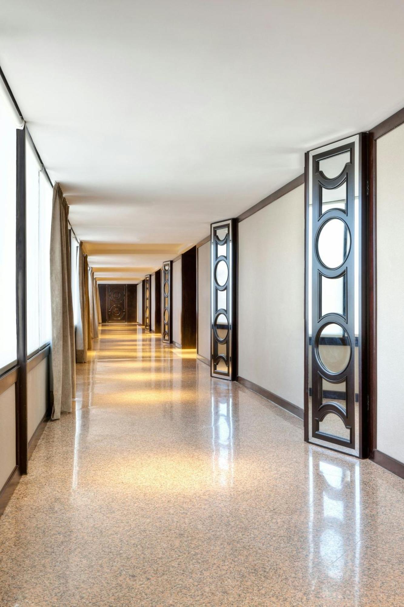 Sheraton Buenos Aires Hotel & Convention Center Exterior photo A corridor at the hotel